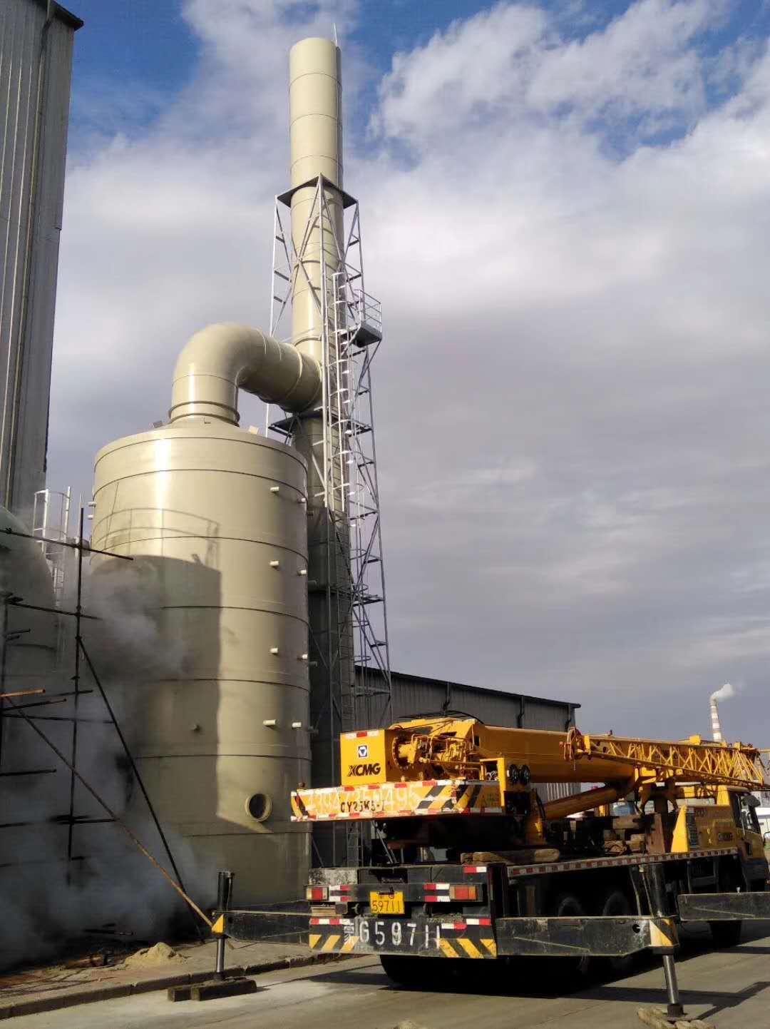 河南某公司尾氣吸收(shou)墖